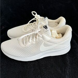 WHITE NIKE TANJUN EASY ON SIZE 9 WOMEN